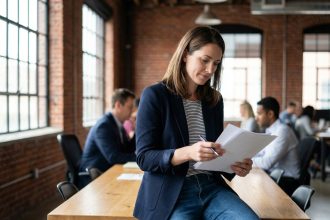 Jeune femme en blazer dans un espace coworking lumineux
