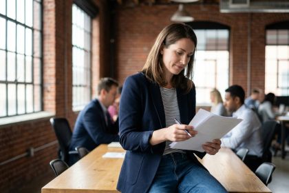 Jeune femme en blazer dans un espace coworking lumineux